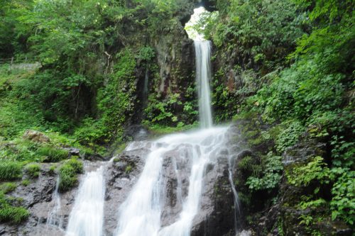 【奇瀑】自然が巨岩をくり抜いた、くぐり滝